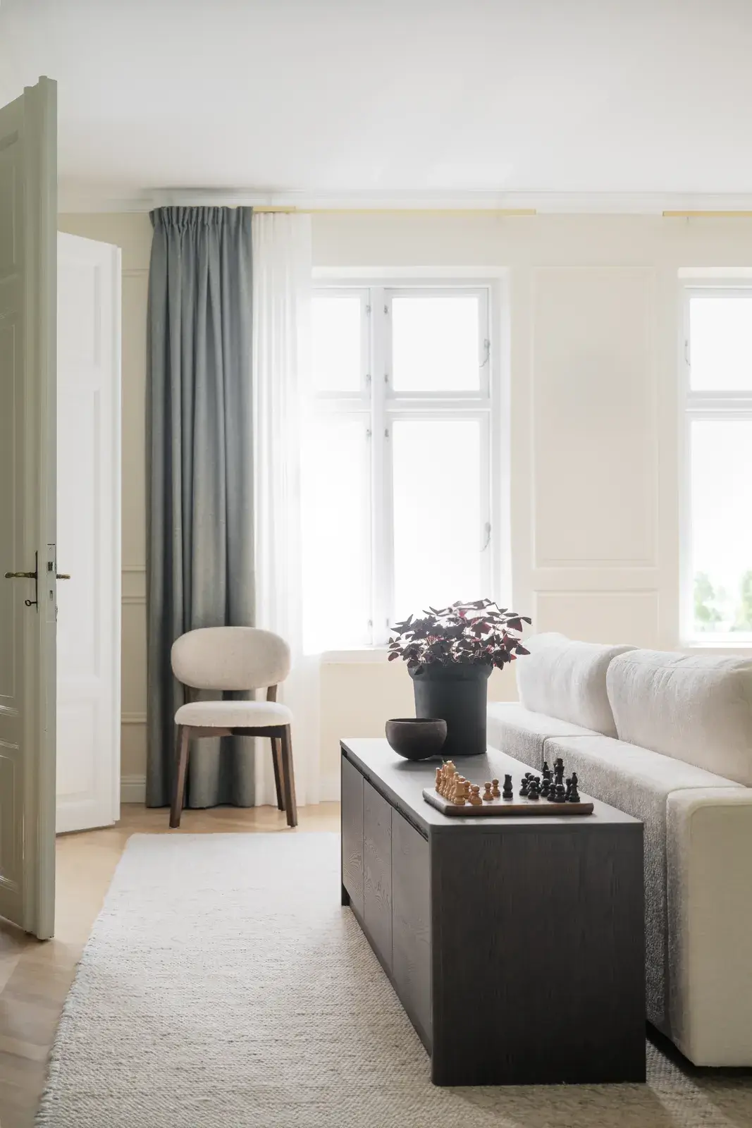 148120_b_mb_Melstone_sideboard_brown_01